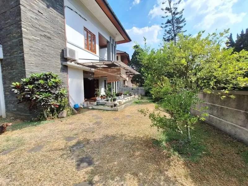 Dijual rumah hoki mewah Hoek di Setraduta