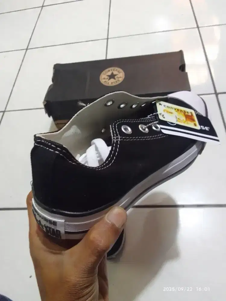 Sepatu converse pendek