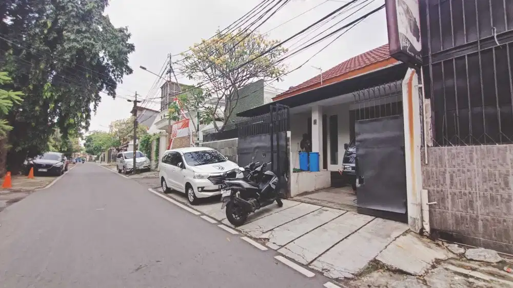 DISEWAKAN RUMAH BAGUS SIAP HUNI AKSES PINGGIR JALAN  2 MOBIL TEBET