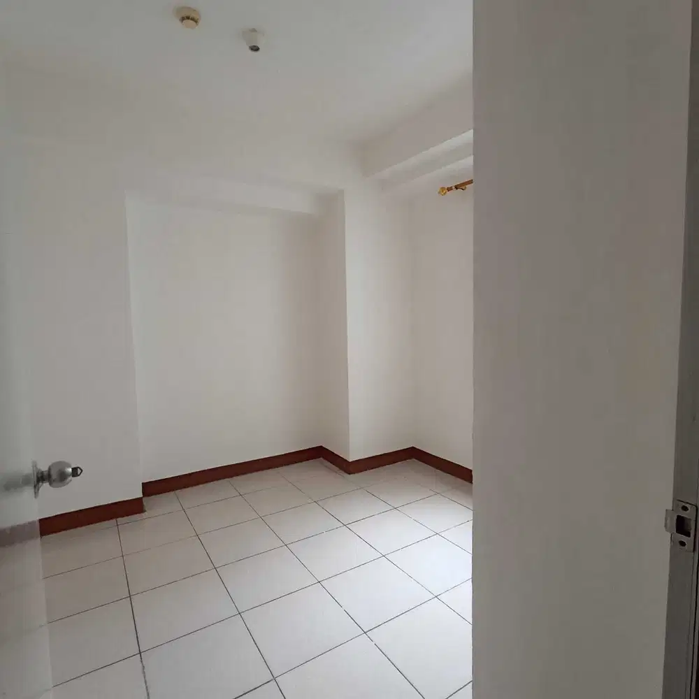 Green Bay Pluit sewa 2 kamar kosongan view kolam free AC