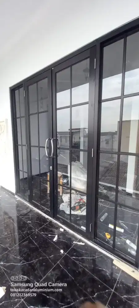 Pintu aluminium model ornamen kotak kotak