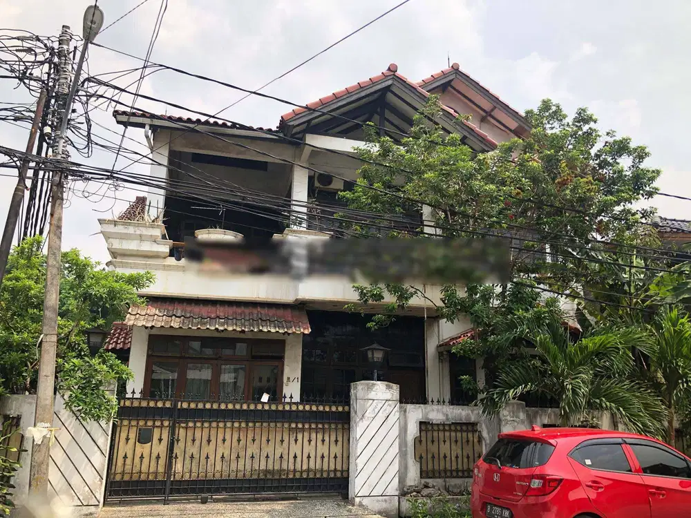 Rumah Hoek Dekat Tol dan Stasiun LRT