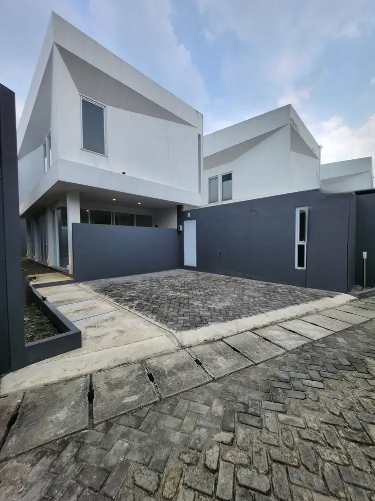 Brand New design modern siap huni dlm town house di lebak bulus