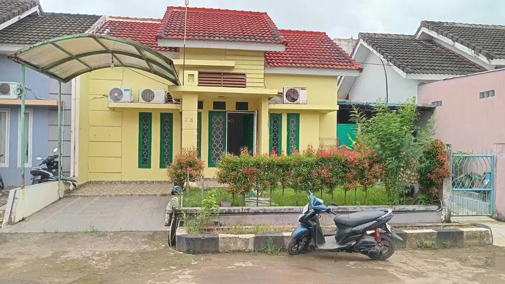 DIJUAL RUMAH KOMPLEK BANDARA RESIDENCE PALEMBANG – Free AC Tiap Kamar