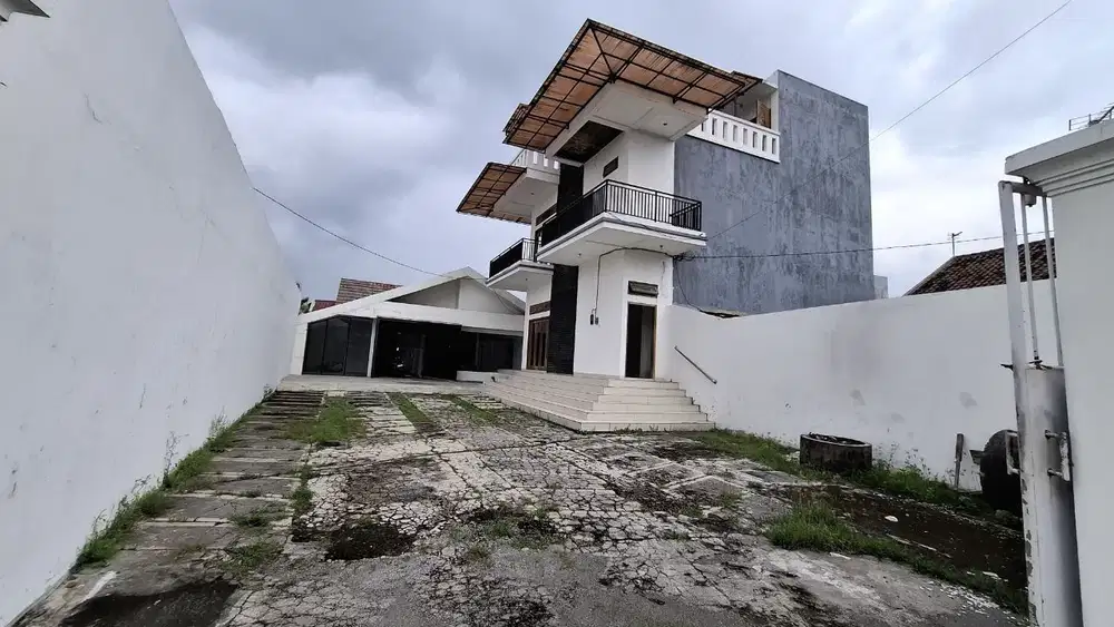 Rumah 3 lantai plus gudang di kadipiro banjarsari solo kota