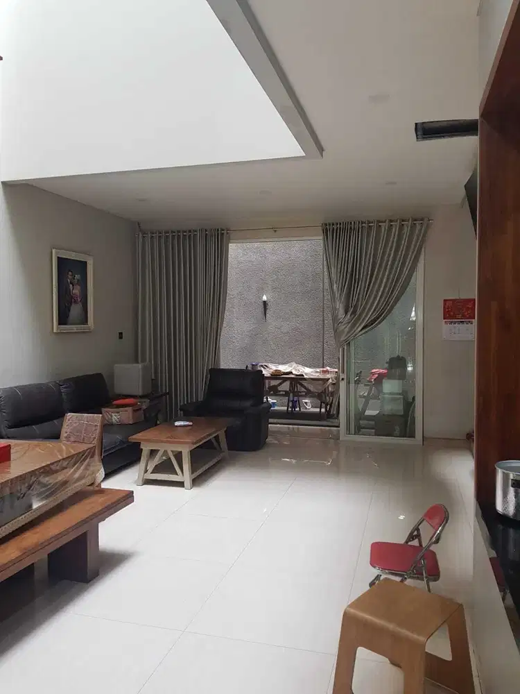 Jual Rumah 3,5 lantai Taman Sari Kebon Jeruk Jakarta Barat