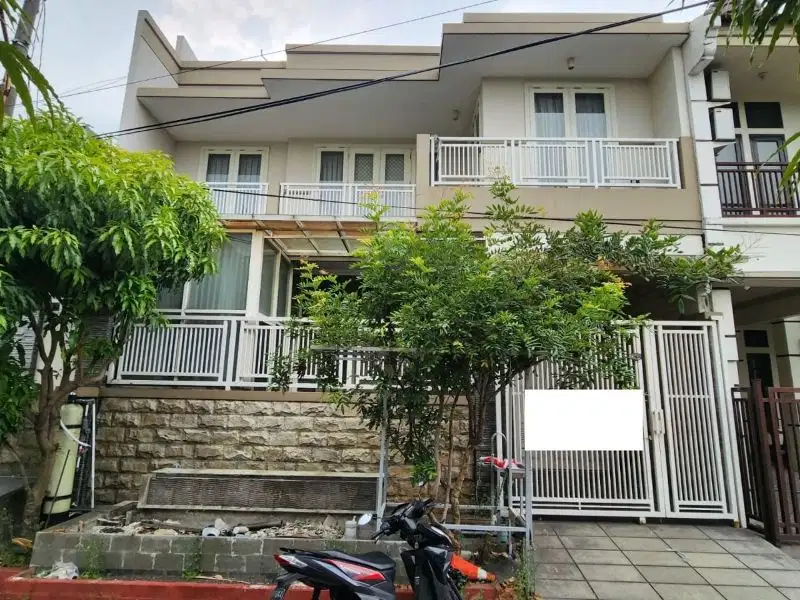 Rumah 2 Lantai Graha Tirta Waru Sidoarjo Siap Huni
