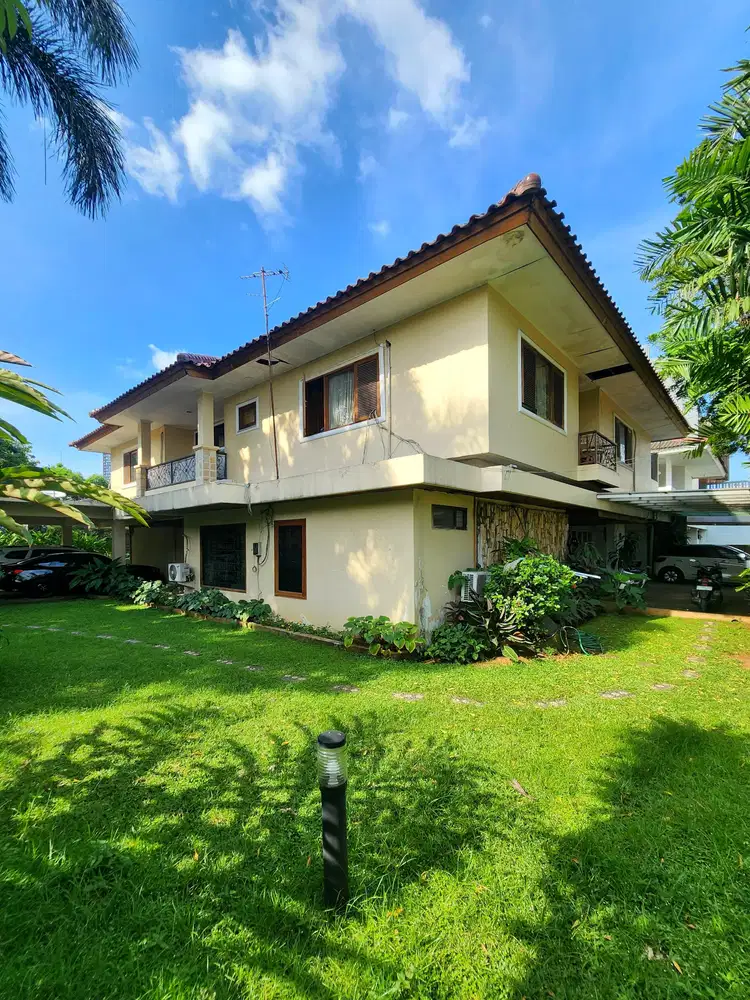 DIJUAL RUMAH LAMA HITUNG TANAH HARGA MENARIK DI DHAMARWANGSA KEB BARU