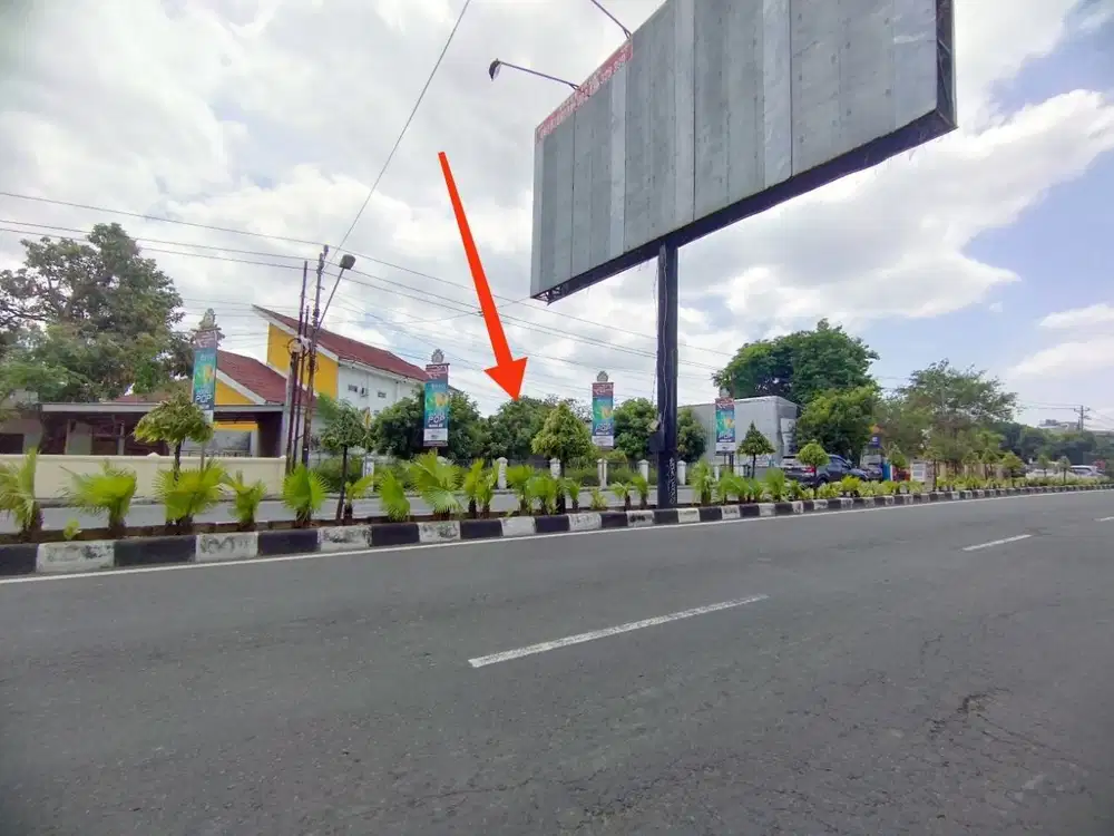 Rumah pinggir jalan raya Manahan solo kota hitung tanah