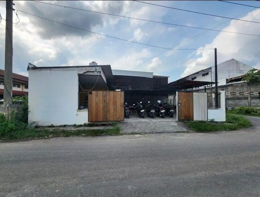 Tempat usaha pinggir jalan utama area kampus UMS