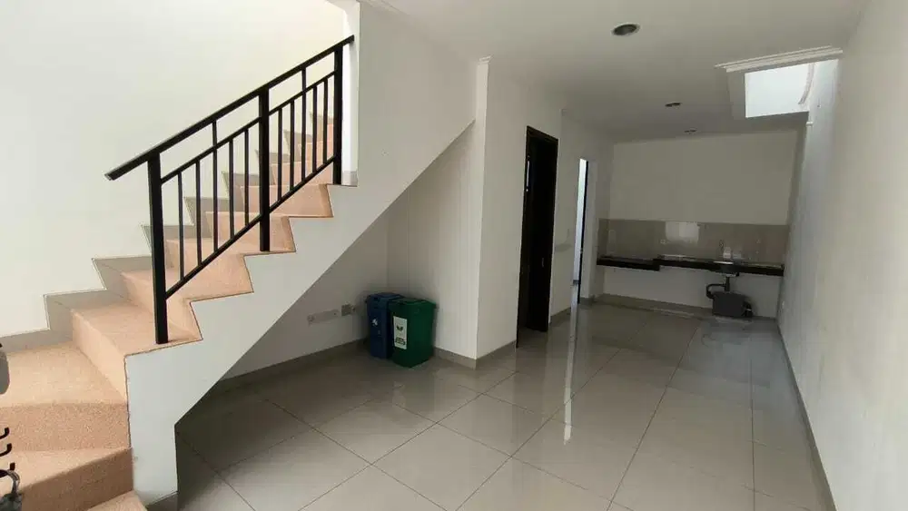 sewa rumah 2 lantai PIK 2 uk 4x15m ada AC & gordyn