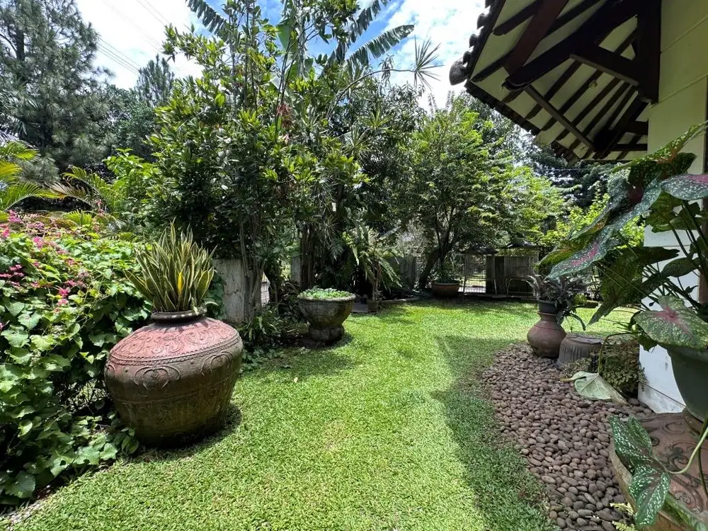 Home Sweet Home Depan Taman di Villa Cinere Mas