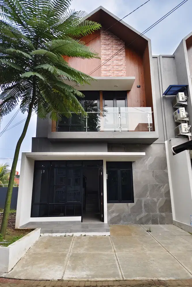 RUMAH MEWAH TANAH LUAS DEKAT PINTU TOL CIMANGGIS