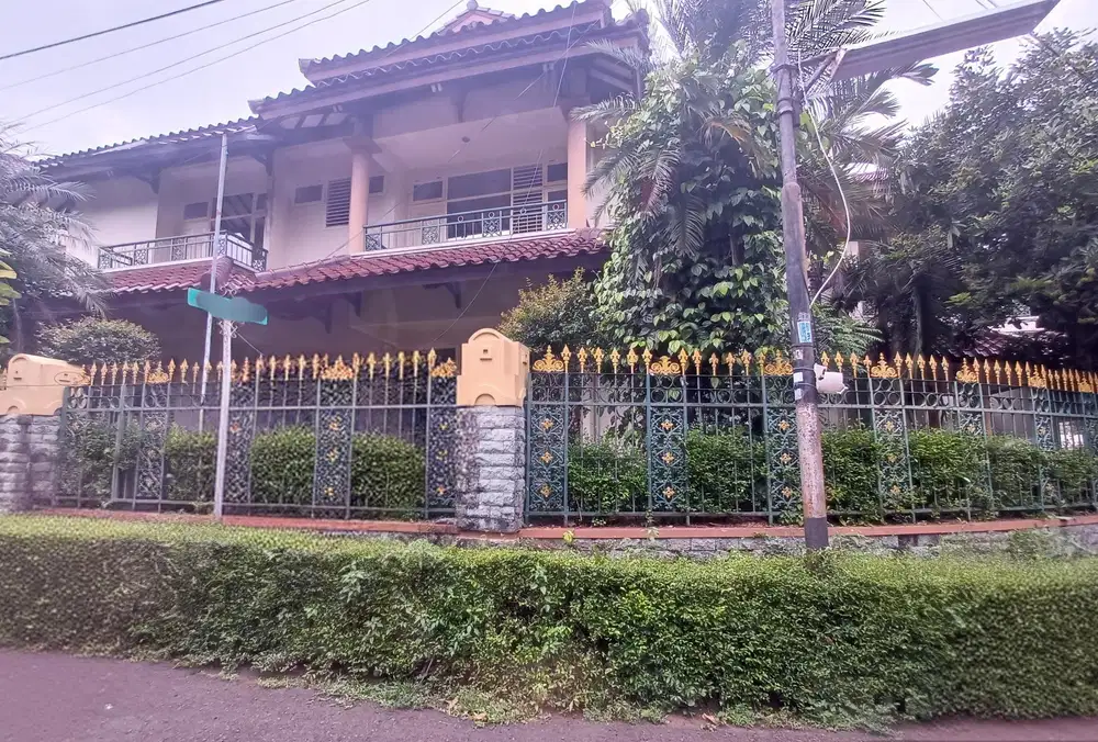 Rumah 2lt Swimming Pool SHM Semi Furnished Bintaro Jak Sel CL 334