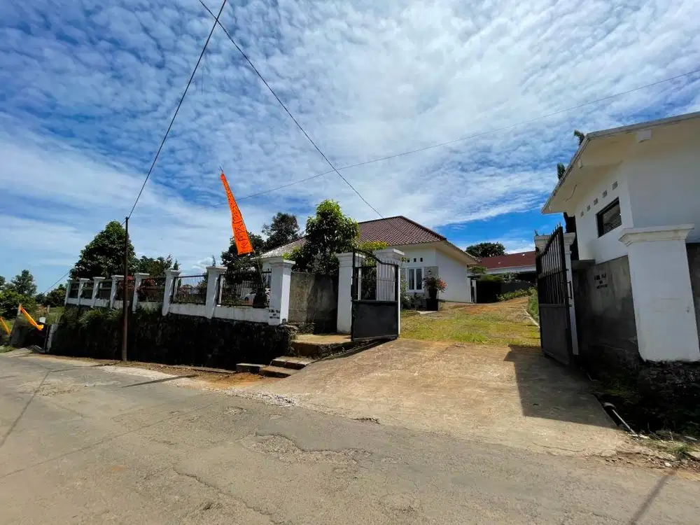 Rumah Kebun Cantik ada S&#x27;Pool Halaman Luas di Caringin Bogor
