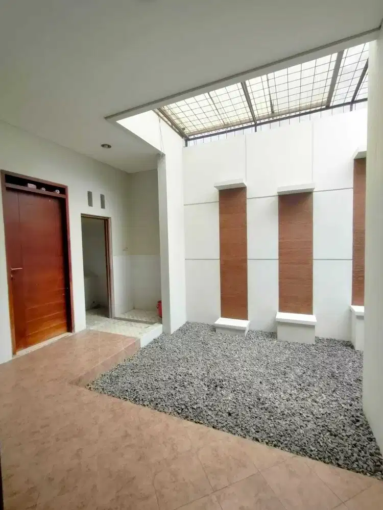 TURUN HARGA Rumah bagus 2 lantai siap huni di Singgasana Pradana