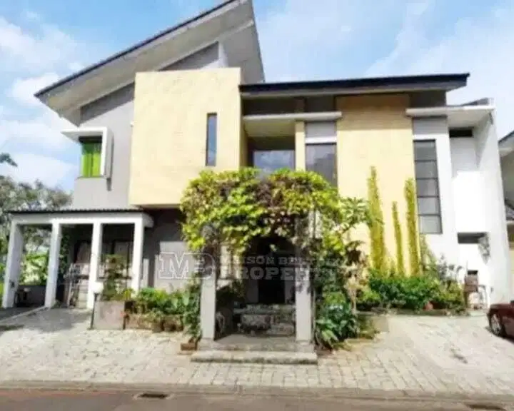 Rumah dgn pool didlmnya lokasi di pusat kota bsd