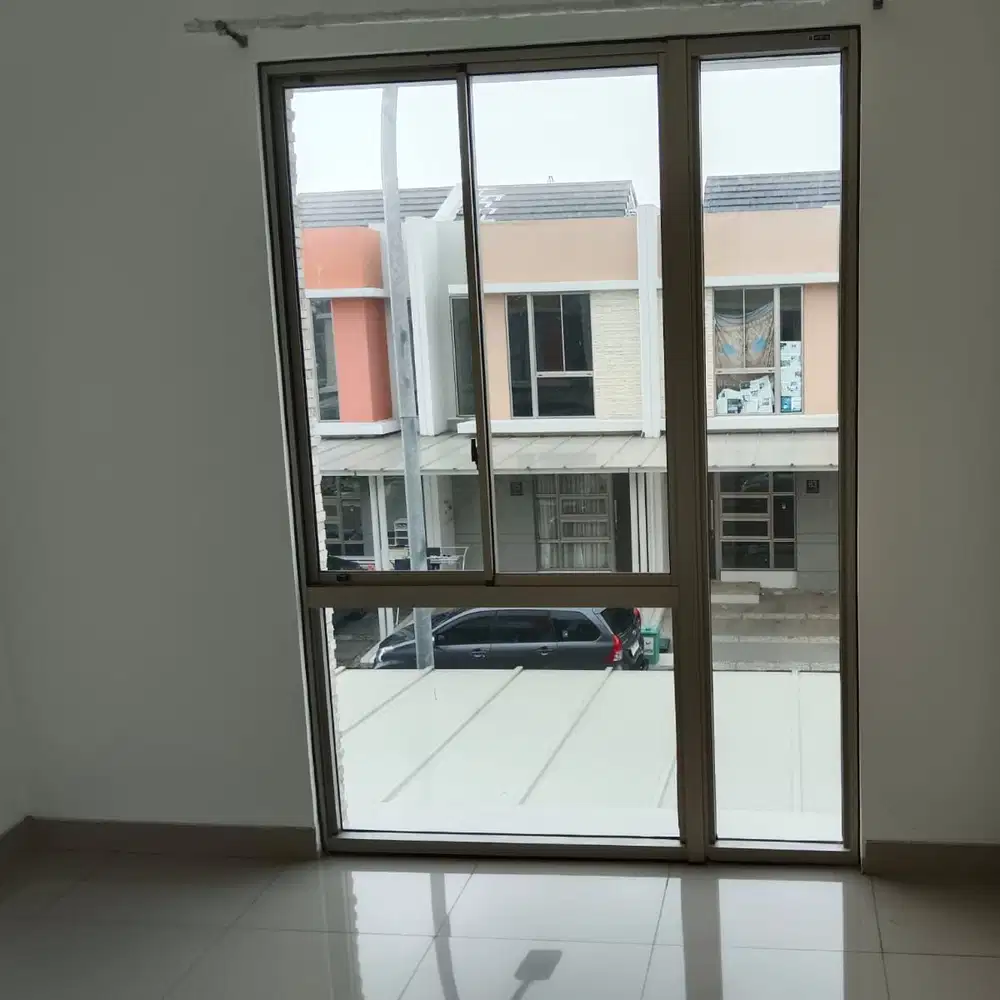 Disewakan Murah Aja Rumah 2 lantai Pik 2 Kosongan