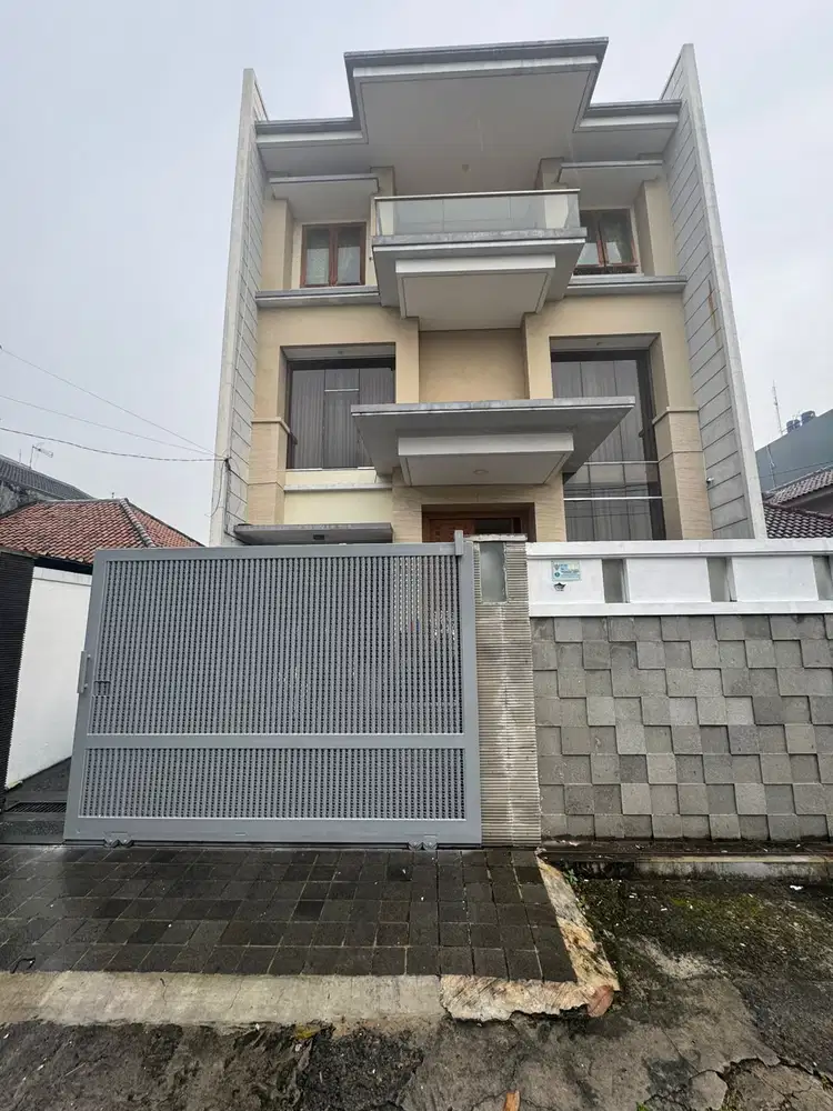 Rumah Baru Minimalis modern  3 Lantai di Cideng Jakarta Pusat