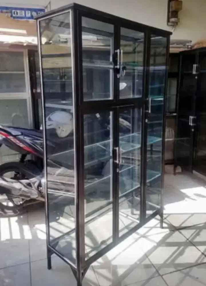 Lemari Serbaguna Aluminium 3 Pintu Frame Coklat Kaca Riben