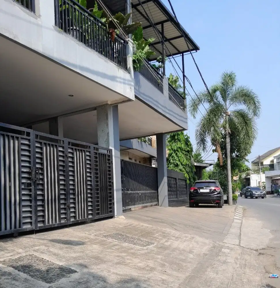 Rumah 2 Lt. Bagus dan Strategis dipinggir Jalan Utama Puri Gading
