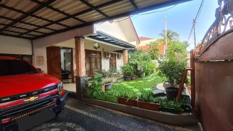 RUMAH MEWAH + KOLAM RENANG PRIBADI KOMPLEK JATIWARINGIN JAKTIM
