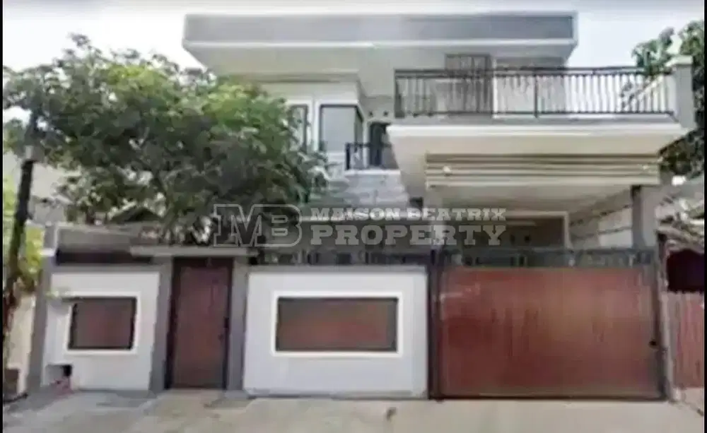 RUMAH MEWAH 3 LANTAI SEMI FURNISHED STRATEGIS DI PINGGIR JALAN DI BSD