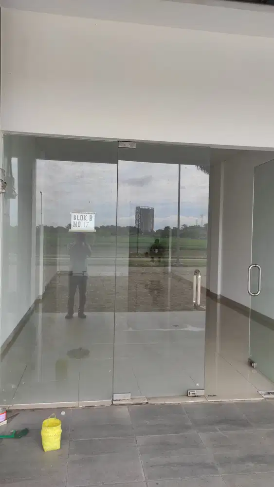 Ruko 3 Lantai Luas dan Besar Lokasi Pinggir Jalan Raya Besar Akses