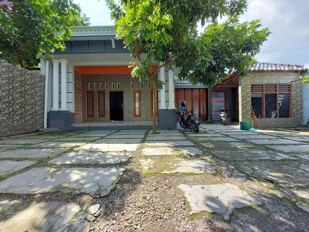 Rumah Induk Kost Halaman Luas Dekat Jalan Raya Slamet Riyadi Tosuro