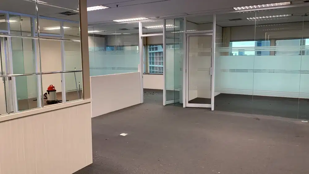 Sewa Kantor Sdh Partisi 409 m2 di Mayapada Tower Sudirman, Murah, Nego