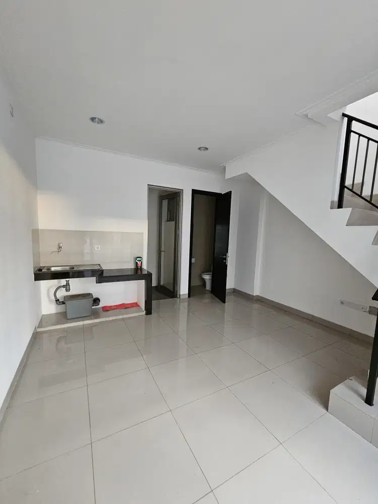 Disewa Cepat! Rumah 3 Lantai PIK 2 Semi Furnish Uk 4.5x10 Include Ac