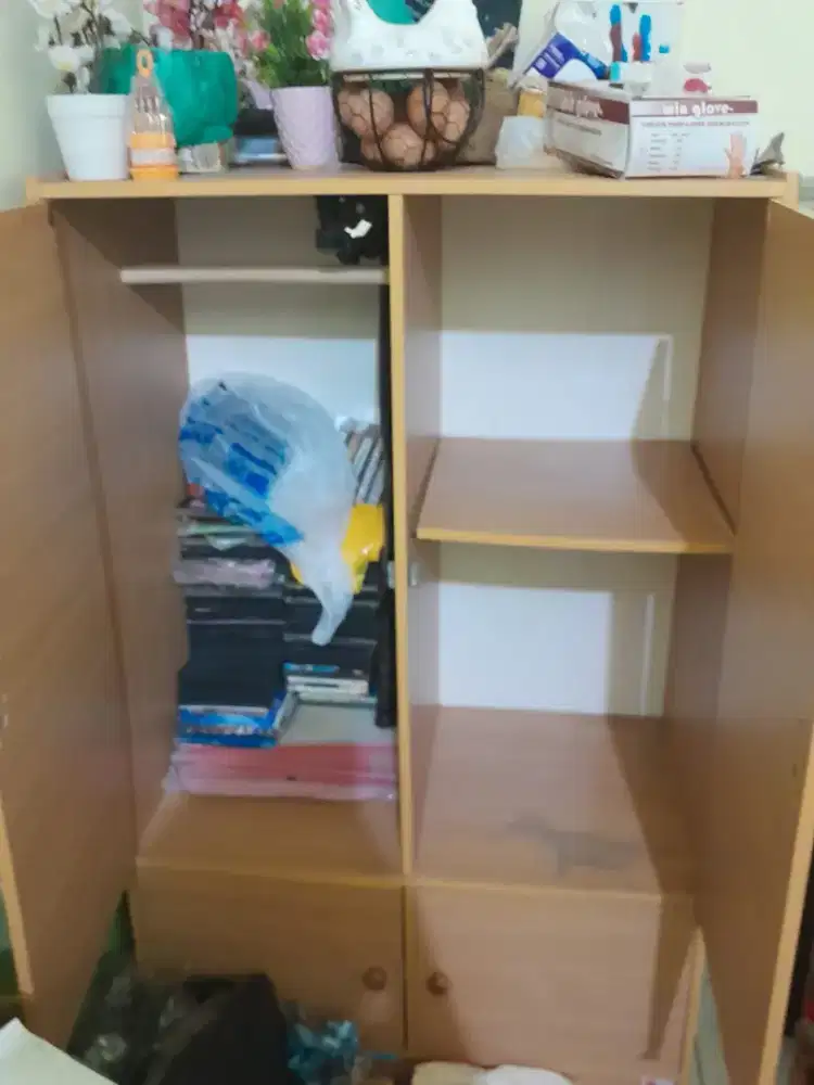 Lemari pakaian atau tempat penyimpanan barang