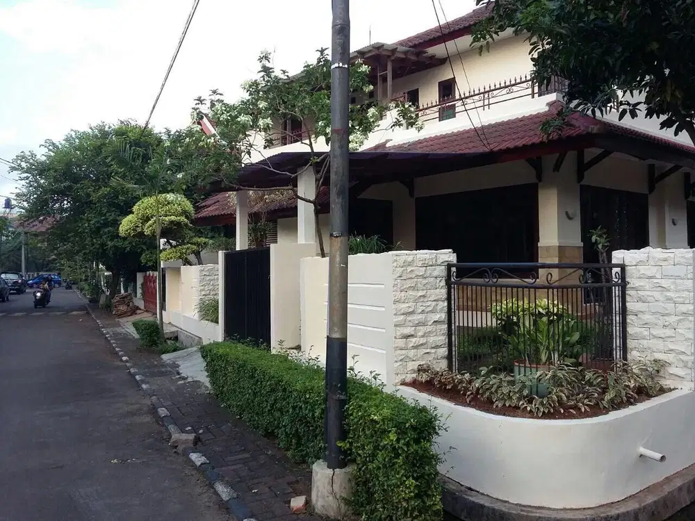 Jual rumah classic bintaro sektor 3a luas 300 meter 2 lantai SHM hook