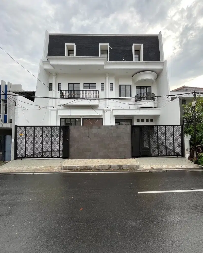 Rumah Baru Modern Classic 3 Lantai di Tomang - Jakarta Barat