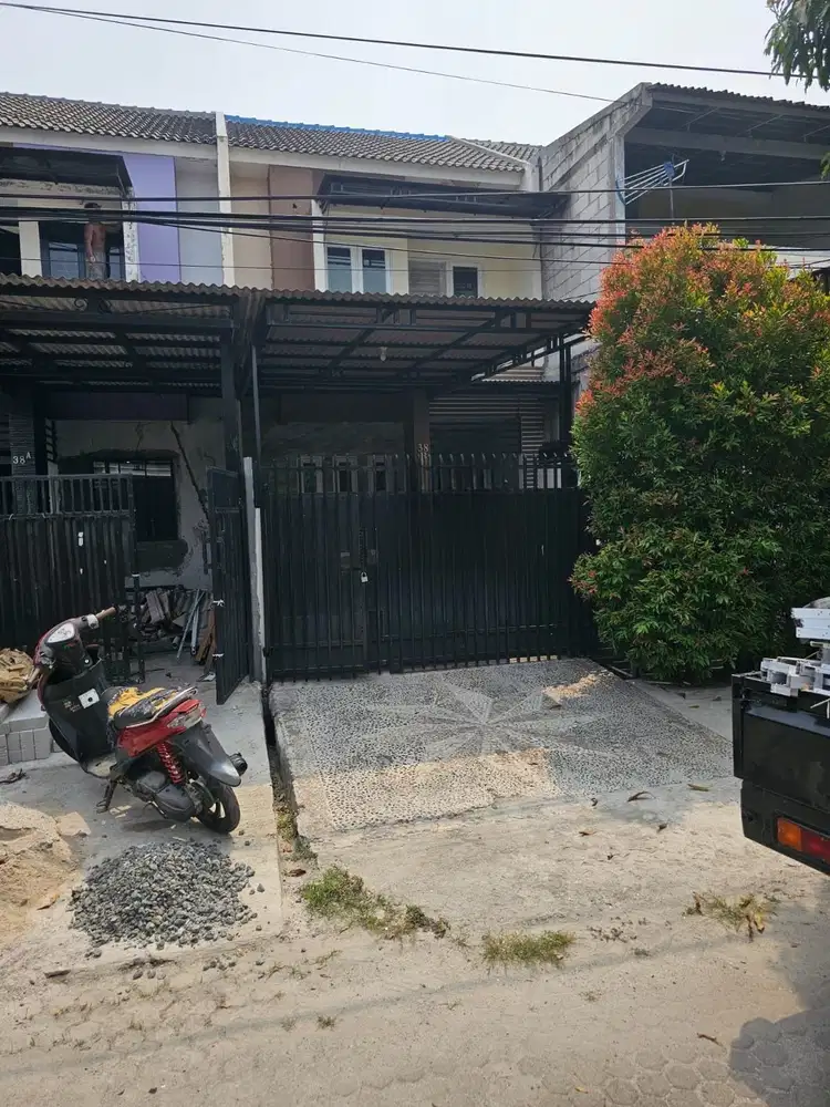 Dijual  Rumah 2 Lantai  dalam Komplek Taman Royal 1