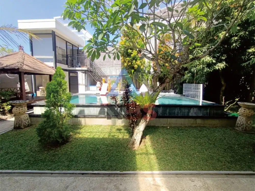 Villa Cantik dengan Taman Indah Dekat Gerbang Tol