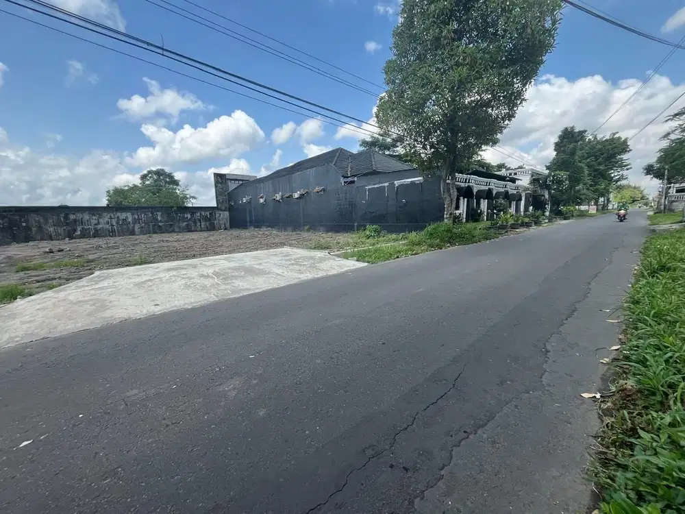 Tanah Pekarangan Pinggir Jalan Aspal dekat Kampus UKRIM