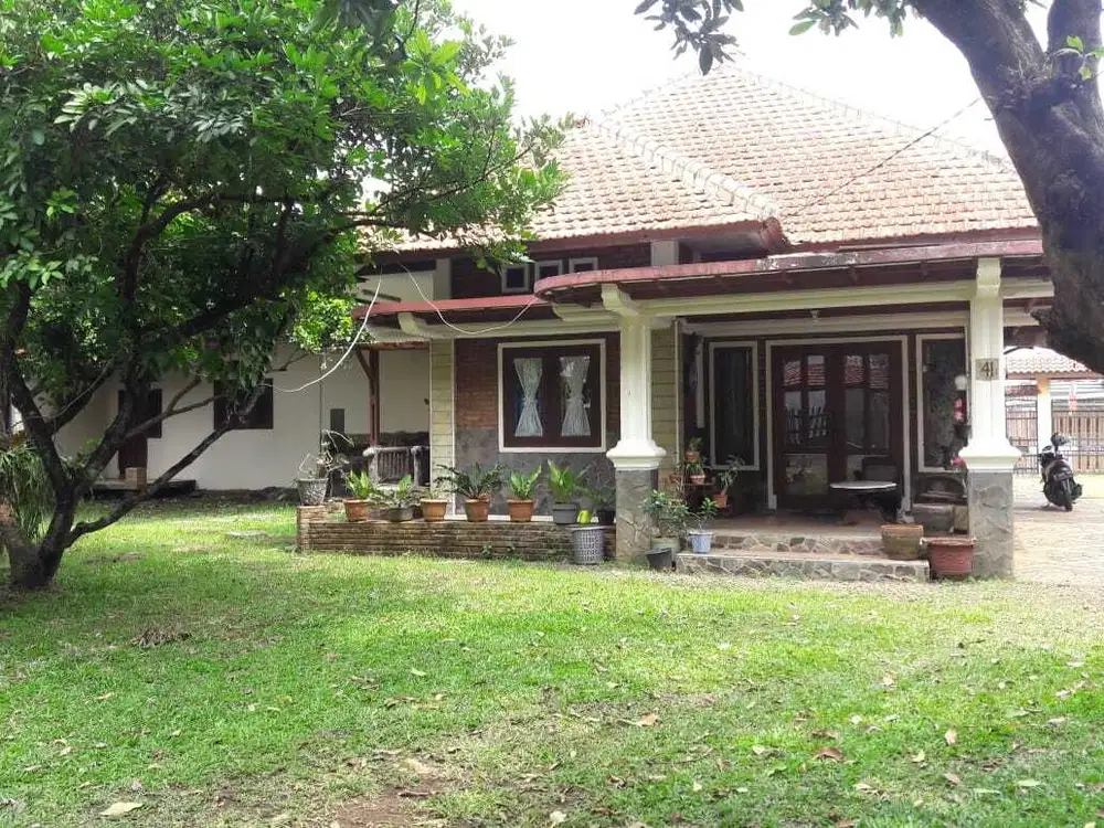 Dijual Rumah Rasa Villa, Asri, Halaman Luas, Dkt Terminal Laladon