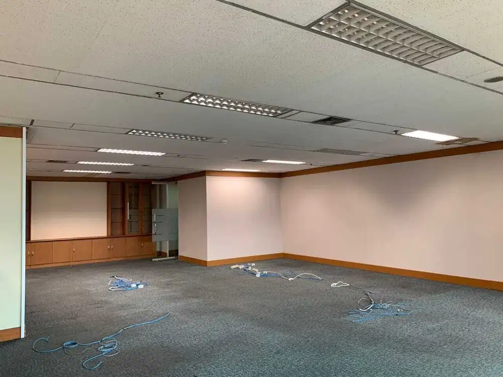 Sewa Kantor 306 m2 Sdh Partisi di Mayapada Tower Sudirman, Murah, Nego