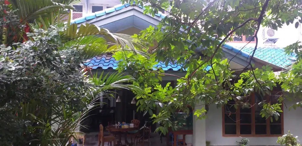 RUMAH HALAMAN LUAS NYAMAN STRATEGIS PINGGIR JALAN RAYA DI PESANGGRAHAN