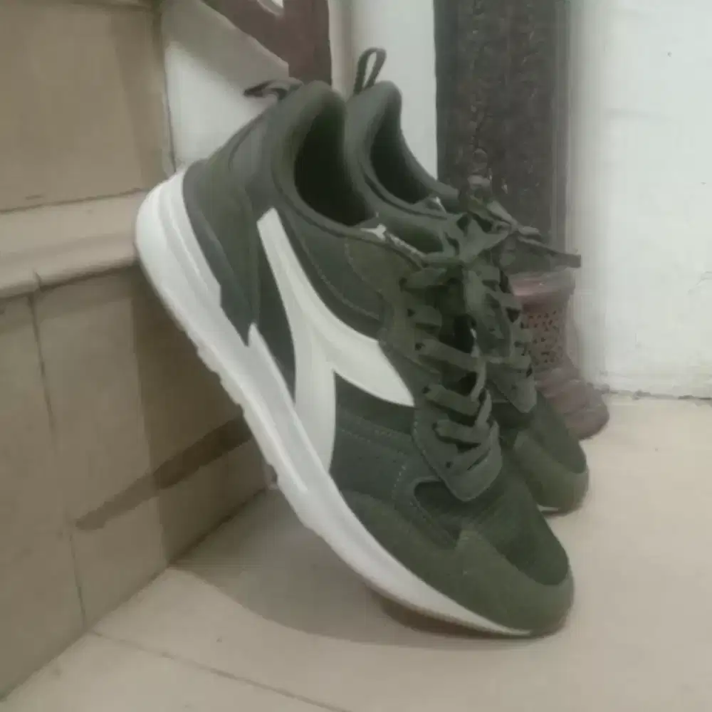 Size 44 sepatu sneakers Diadora