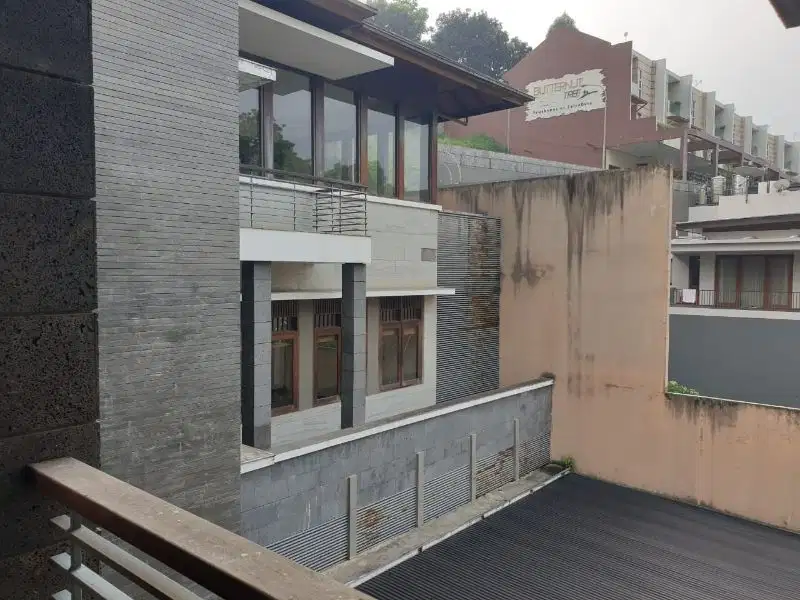 Dijual Rumah Mewah di Lokasi Elit Setraduta Hegar