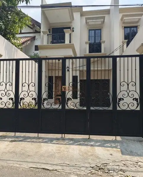 Pinggir Jalan Jual Rumah 2Lt. Unfurnish Strategis di Kemanggisan Illir