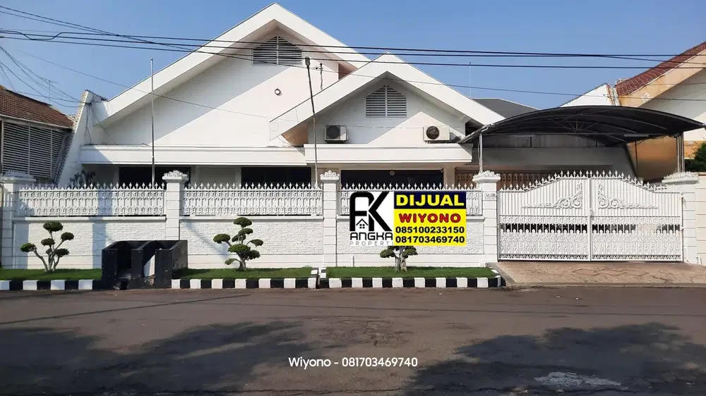 Rumah Dharmahusada Indah Depan Taman