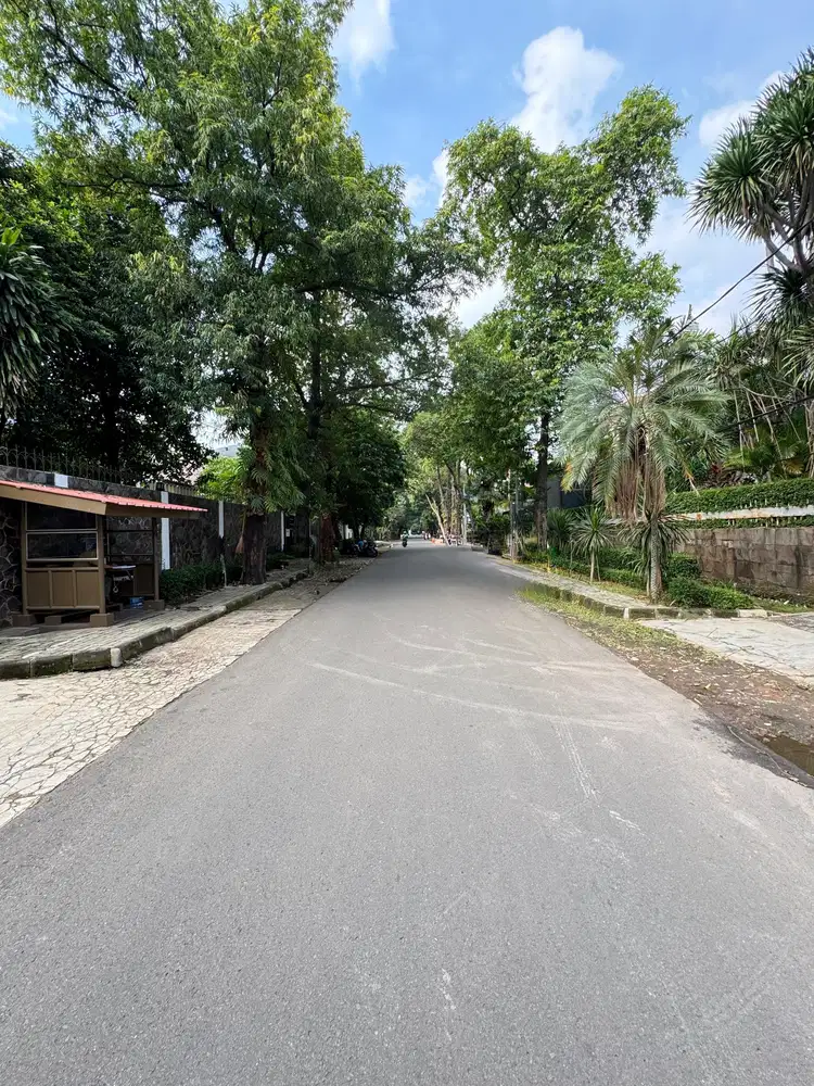 Rumah lama siap huni hitung tanah prime area harga murah di kebayoran