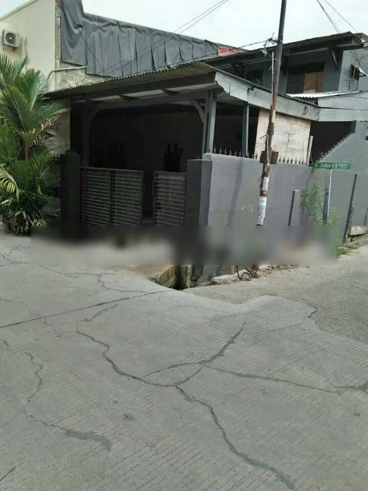 Rumah Hoek tanah luas