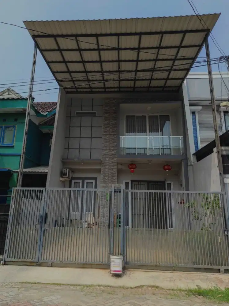 Dijual rumah asri dan rapi 2.5 lantai di taman surya