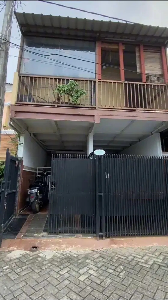 Rumah 2 Lantai Dengan Attic Room di Poris