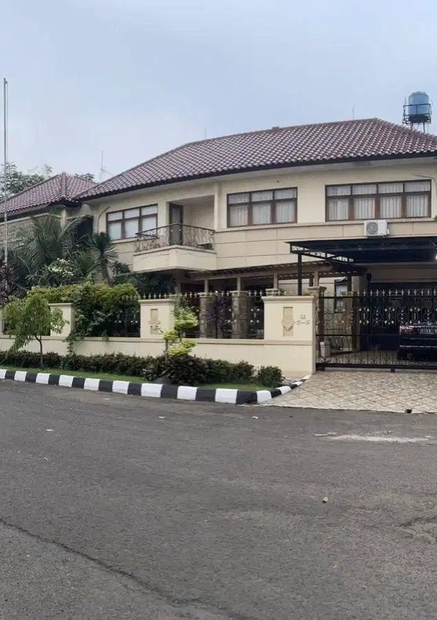 RUMAH LUAS  dua LANTAI ISLAMIC VILLAGE TANGERANG