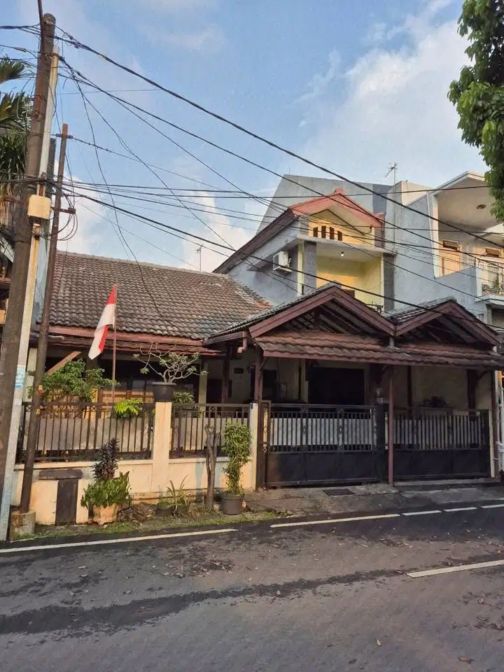 Rumah 2 Lantai Semi Furnished Bebas Banjir di Duren Sawit Jakarta Timur